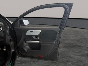 Mercedes-Benz EQA EQA 350 66.5kWh AMG Line 4MATIC (292 ps) - NAV - ADAPTIVE LIGHTS