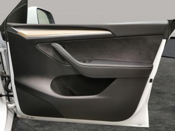 Tesla Model Y SUV RWD (346 ps) - WIFI - BLIND SPOT ASSIST - BLUETOOTH