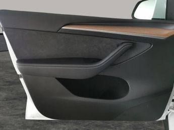 Tesla Model Y (Dual Motor) Long Range 4WDE (384 bhp) - LED - REVERSE CAM - NAV