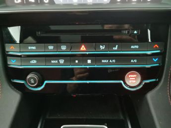 Jaguar F-PACE 2.0 D180 Chequered Flag AWD (180 ps) - REVERSE CAM - NAV - HEATE