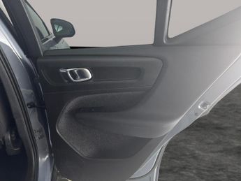 Volvo XC40 Recharge 69kWh Core (231 ps) - BLACK ROOF RAILS - PARK ASSIST - 