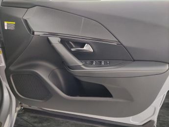 Peugeot E-2008 50kWh GT (7kW Charger) (136 ps) - LED - REVERSE CAM - SAT NAV