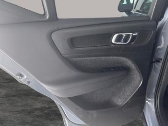 Volvo XC40 Recharge 69kWh Core (231 ps) - BLACK ROOF RAILS - PARK ASSIST - 