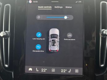 Volvo XC40 Recharge 69kWh Core (231 ps) - BLACK ROOF RAILS - PARK ASSIST - 