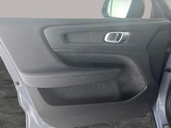 Volvo XC40 Recharge 69kWh Core (231 ps) - BLACK ROOF RAILS - PARK ASSIST - 