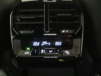 BMW iX 40 76.6kWh M Sport xDrive (11kW Charger) (326 ps) - CARPLAY