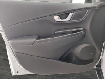 Hyundai Kona 64kWh Ultimate (10.5kW Charger) (204 ps) - REVERSE CAM - NAV - L