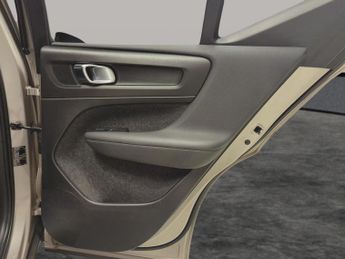 Volvo XC40 Recharge Twin 82kWh Plus AWD (408 ps) - BLACK ROOF RAILS