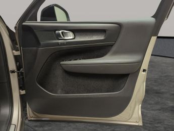 Volvo XC40 Recharge Twin 82kWh Plus AWD (408 ps) - BLACK ROOF RAILS