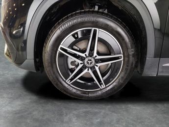 Mercedes-Benz EQA EQA 300 66.5kWh AMG Line 4MATIC (228 ps) - REVERSE CAM - HEATED 