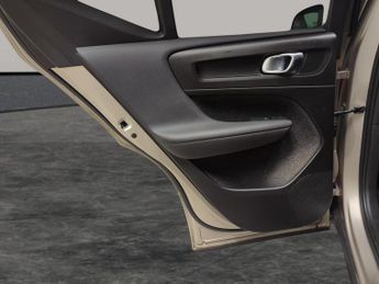 Volvo XC40 Recharge Twin 82kWh Plus AWD (408 ps) - BLACK ROOF RAILS