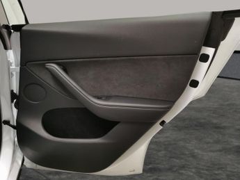 Tesla Model Y SUV RWD (346 ps) - HEATED STEERING - WIFI - BLIND SPOT ASSIST