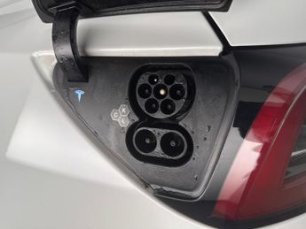 Tesla Model Y SUV RWD (346 ps) - HEATED STEERING - WIFI - BLIND SPOT ASSIST