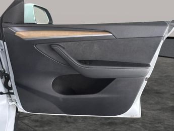 Tesla Model Y SUV RWD (346 ps) - HEATED STEERING - WIFI - BLIND SPOT ASSIST