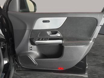 Mercedes-Benz EQA EQA 300 66.5kWh AMG Line 4MATIC (228 ps) - ADAPTIVE LIGHTS - HEA