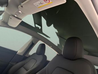 Tesla Model Y SUV RWD (346 ps) - HEATED STEERING - WIFI - BLIND SPOT ASSIST