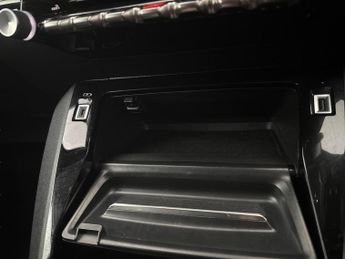 Peugeot E-2008 50kWh GT (7kW Charger) (136 ps) - LED - REVERSE CAM - NAV