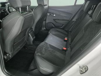 Peugeot E-2008 50kWh GT Premium (136 ps) - REVERSE CAM - ALCANTARA - NAV