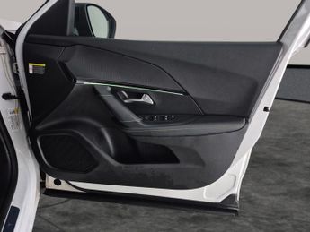 Peugeot E-2008 50kWh GT Premium (136 ps) - REVERSE CAM - ALCANTARA - NAV