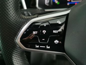 Volkswagen T-Roc 1.5 TSI R-Line DSG (150 ps) - NAV - HEATED SEATS - ALCANTARA