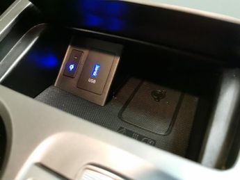 Hyundai Kona 64kWh Premium (10.5kW Charger) (204 ps) - HEATED SEATS - HEATED 