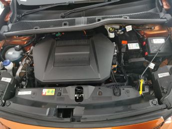 Peugeot E-2008 50kWh GT Premium (7kW Charger) (136 ps) - LED - REVERSE CAM - AL