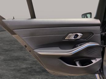 BMW 3 Series 2.0 330e 12kWh M Sport Plug-in (292 ps) - ACOUSTIC GLAZING