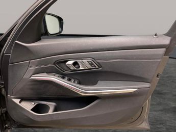 BMW 3 Series 2.0 330e 12kWh M Sport Plug-in (292 ps) - ACOUSTIC GLAZING