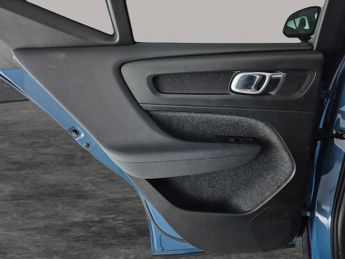 Volvo XC40 Recharge 69kWh Plus (231 ps) - BLACK ROOF RAILS - ACTIVE LANE AS