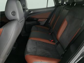 Volkswagen ID.4 Pro Performance 77kWh 1ST Edition (204 ps) - NAV - ALCANTARA