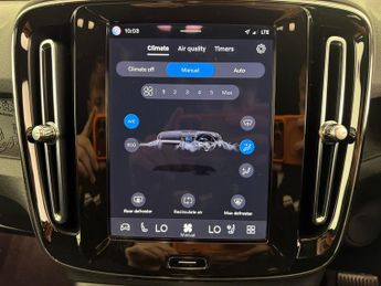 Volvo XC40 Recharge 69kWh Plus (231 ps) - KEYLESS ENTRY - PARK ASSIST - LED