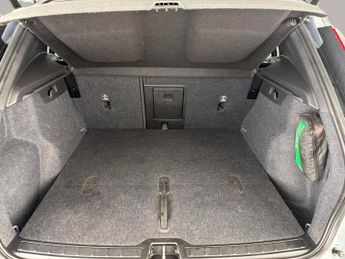 Volvo XC40 Recharge 69kWh Plus (231 ps) - KEYLESS ENTRY - PARK ASSIST - LED