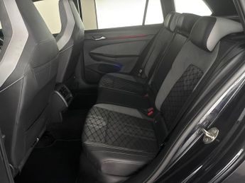 Volkswagen Golf 2.0 TDI R-Line DSG (150 ps) ADAPTIVE CRUISE - REV CAM - NAV