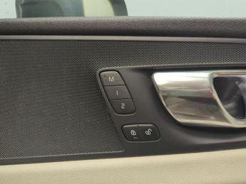 Volvo XC60 2.0 D4 Momentum Pro AWD (190 ps) - BLIND SPOT ASSIST - CONVENIEN