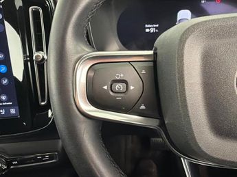 Volvo XC40 Recharge 69kWh Plus (231 ps) - KEYLESS ENTRY - PARK ASSIST - LED