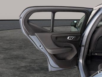 Volvo XC40 Recharge 69kWh Plus (231 ps) - KEYLESS ENTRY - PARK ASSIST - LED