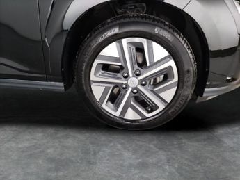 Hyundai Kona 39kWh Premium (10.5kW Charger) (136 ps) - UPGRADED SOUND - LED
