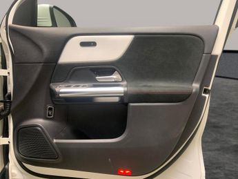 Mercedes-Benz EQA EQA 300 66.5kWh AMG Line 4MATIC (228 ps) - ADAPTIVE LIGHTS - HEA