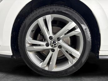 Volkswagen Golf 1.5 eTSI MHEV R-Line DSG (150 ps) - LED - HEATED STEERING - WIFI