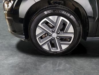 Hyundai Kona 39kWh Premium (10.5kW Charger) (136 ps) - UPGRADED SOUND - LED