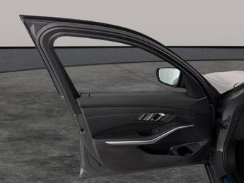 BMW 3 Series 2.0 330e 12kWh M Sport Plug-in (292 ps) - VISIBILITY PACK