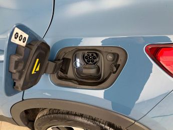 Volvo XC40 Recharge 69kWh Plus (231 ps) - KEYLESS ENTRY - PARK ASSIST - LED