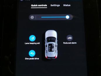 Volvo XC40 Recharge Twin 82kWh Plus AWD (408 ps) - BLACK ROOF RAILS - KEYLE
