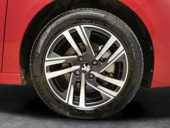 Peugeot 208 1.2 PureTech Allure Premium + EAT (130 ps) - NAV - BLUETOOTH - C