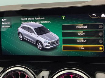 Mercedes-Benz EQA EQA 250 66.5kWh AMG Line (190 ps) - ADAPTIVE LIGHTS - HEATED LEA