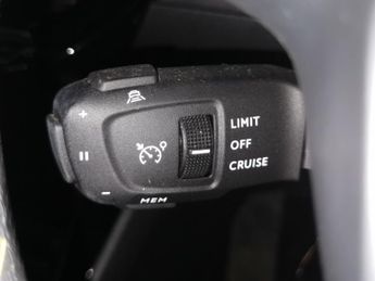 Peugeot E-2008 50kWh GT Premium (7kW Charger) (136 ps) - LED - REVERSE CAM - AL