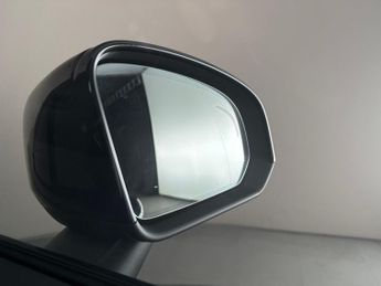 Volvo XC40 Recharge 69kWh Plus (231 ps) - KEYLESS ENTRY - PARK ASSIST - LED