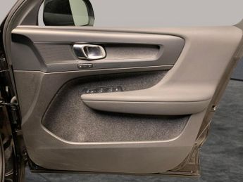Volvo XC40 Recharge 69kWh Plus (231 ps) - KEYLESS ENTRY - PARK ASSIST - LED