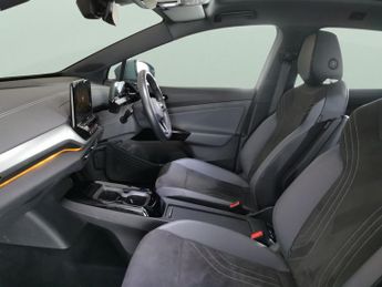 Volkswagen ID.4 Pro Performance 77kWh Family (204 ps) - ACTIVE LANE ASSIST - LED