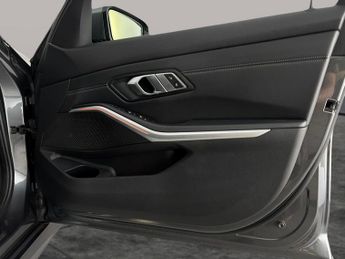 BMW 3 Series 2.0 320i M Sport (184 ps) - 19IN ALLOYS - CARPLAY - ACTIVE LANE 